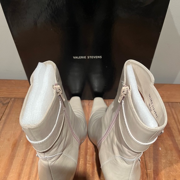 Valerie Steven’s Leather Heeled Boot - Picture 7 of 10